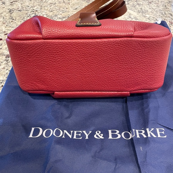 Dooney & Bourke pebbled leather handbag. - Picture 5 of 8